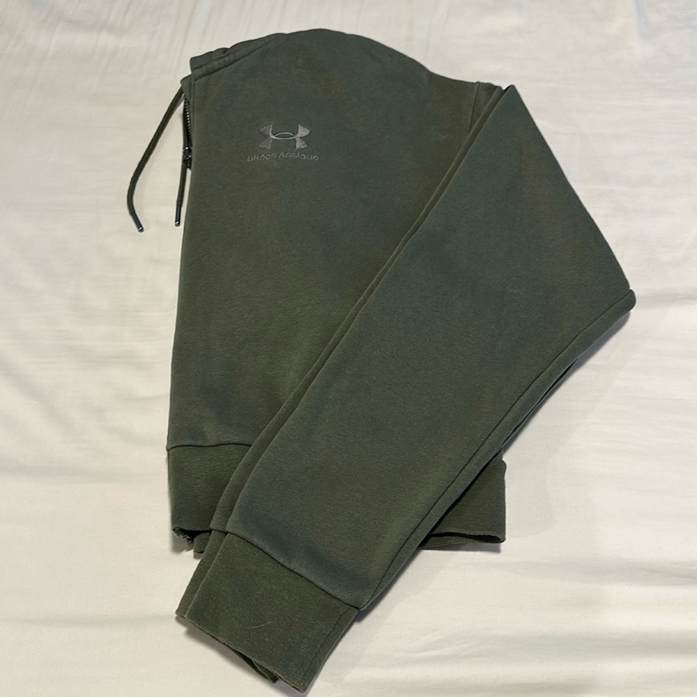 Under Armour, Size Small, Green
Women’s Cropped Sweater